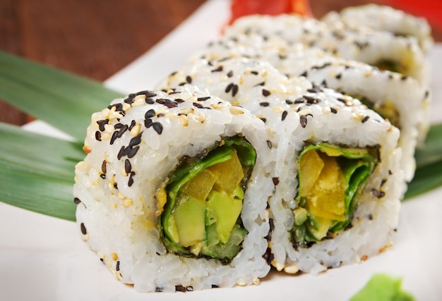 Japanisches Sushi traditionelles japanisches Essen. Sushi mit Gemüse