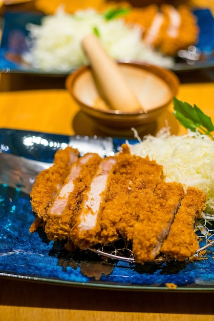 Japanisches Tonkatsu (frittiertes Schweinekotelett) Komplettset. Es wurde mit geriebenem Kohl serviert.