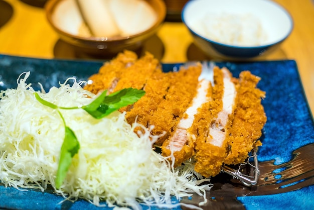 Japanisches Tonkatsu (frittiertes Schweinekotelett) Komplettset. Es wurde mit geriebenem Kohl serviert.