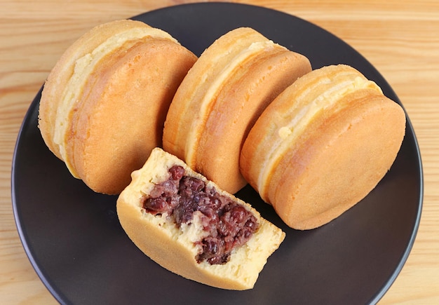 Japanisches traditionelles Dessert namens Obanyaki oder Imagawayaki Azuki mit roter Bohnenpaste gefüllter Pfannkuchen