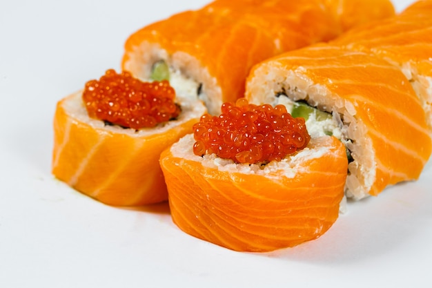 Japanisches traditionelles Essen. Sushi-Rollen klassisch mit frischem Lachs und Frischkäse und Kaviar