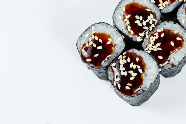 Japanisches traditionelles Essen. Sushi-Rollen mit frischer Thunfisch-Avocado und Frischkäse und Sojasauce