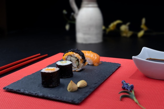 Japanisches traditionelles Sushi-Detailset im Studio