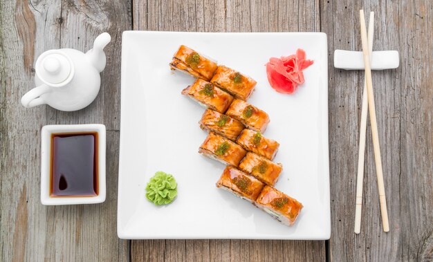 Japanisches traditionelles Sushi-Essen und Brötchen mit frischen Meeresfrüchten