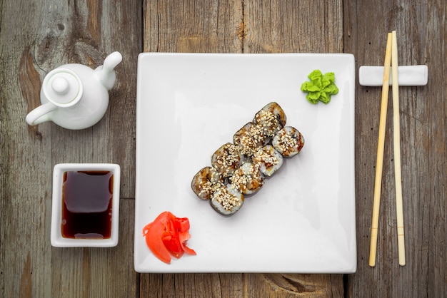 Japanisches traditionelles Sushi-Essen und Brötchen mit frischen Meeresfrüchten