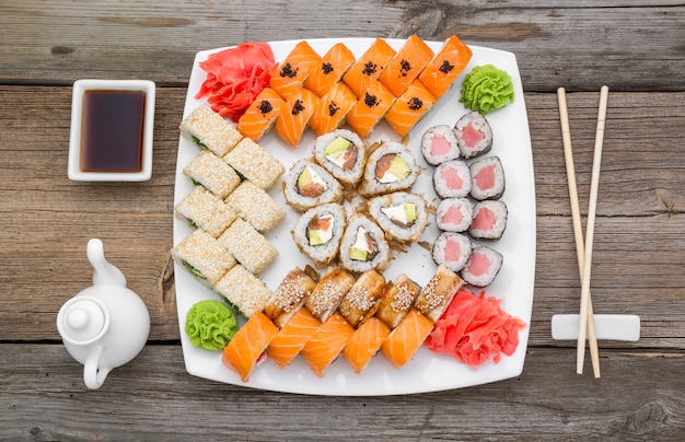 Japanisches traditionelles Sushi-Essen und Brötchen mit frischen Meeresfrüchten