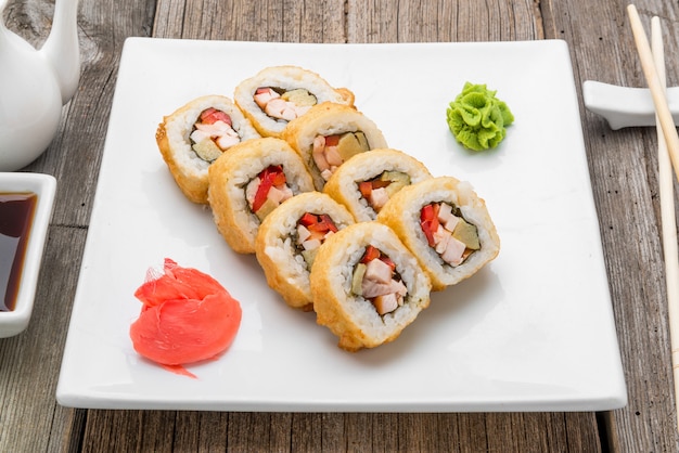 Japanisches traditionelles Sushi-Essen und Brötchen mit frischen Meeresfrüchten