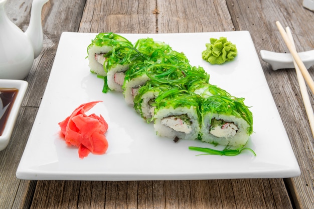 Japanisches traditionelles Sushi und Brötchen mit frischen Meeresfrüchten