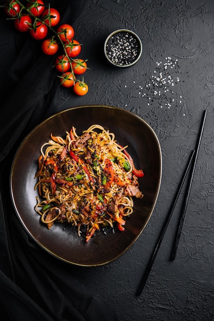 Japanisches udon soba mit rindfleisch auf schwarzer schüssel