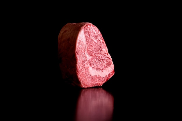 Japanisches Wagyu-Rind. Premium-Fleischprodukt auf schwarzem Hintergrund.