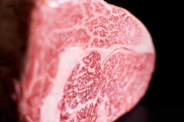 Foto japanisches wagyu-rind. premium-fleischprodukt auf schwarzem hintergrund.