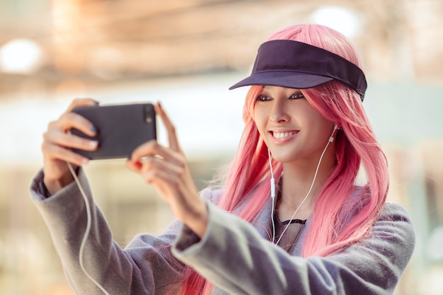 Japão Anime Cosplay. Menina asiática da moda ao ar livre.