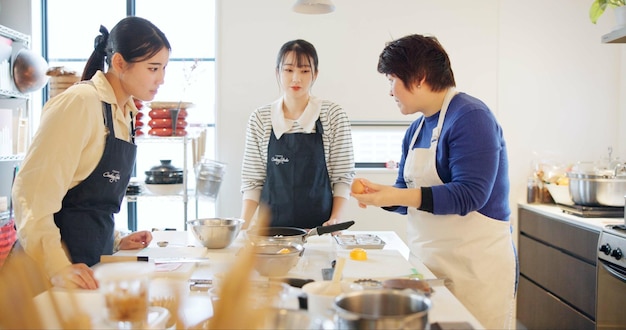 Japão chef e cozinha na cozinha com ensino de receita cozinha japonesa e refeição saudável no restaurante pessoas mulheres e almoço tradicional com aprendizagem ou instrução para o jantar e cultura