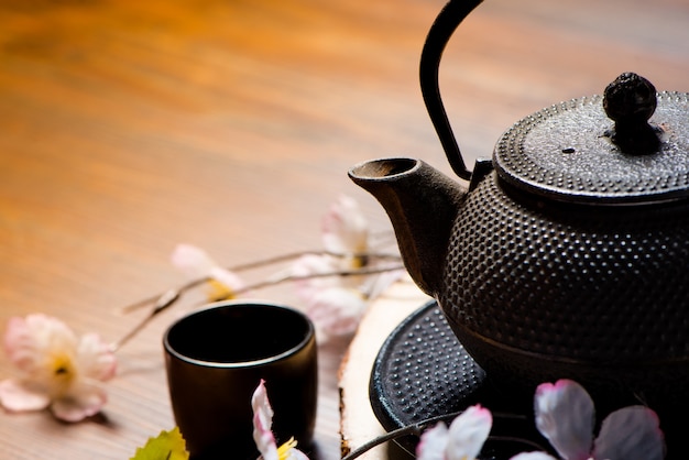 Foto japão e conjunto de chá chinês com sakura na mesa de madeira