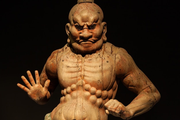 Foto japão, estátua de kongorikishi feita em madeira, os musculosos guardiões de buda, século 13