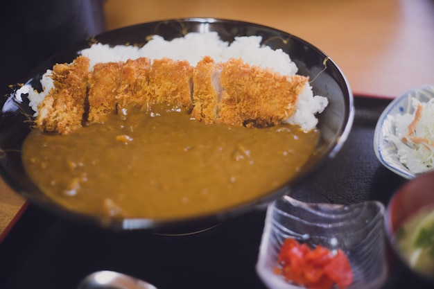 Foto japão restaurantes rurais super grandes carne de porco corteleta curry arroz almoço conjunto