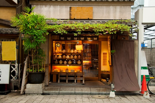 Japão Tokyo Shinjuku tranquilo café janelas plantas vegetação