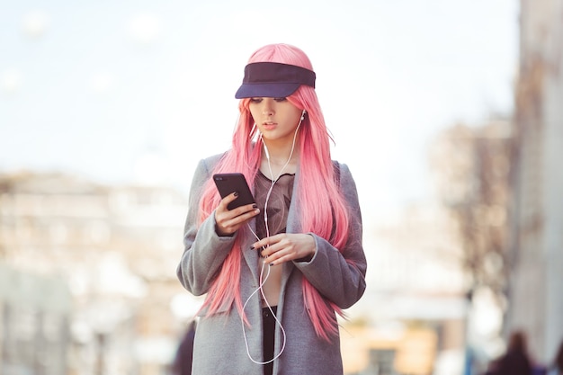 Japón Anime Cosplay. Moda chica asiática al aire libre.