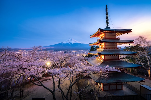 Japón en Chureito Pagoda y el monte. Fuji en la primavera con flores de cerezo en flor durante el crepúsculo.