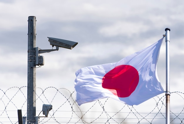 Japón, frontera japonesa, embajada, cámara de vigilancia, alambre de púas y bandera de Japón, imagen conceptual