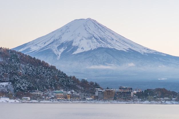 Japón, montaña de Fuji, lago Kawaguchiko en la tarde de otoño, con efecto de luz solar caliente creado reflexión destacar la sombra en la montaña, la tierra, el lago y el edificio