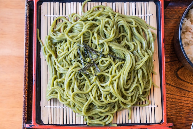 Japonês cha soba (chá verde soba) no prato