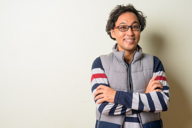 Japonês com cabelo encaracolado pronto para caminhar dentro de casa