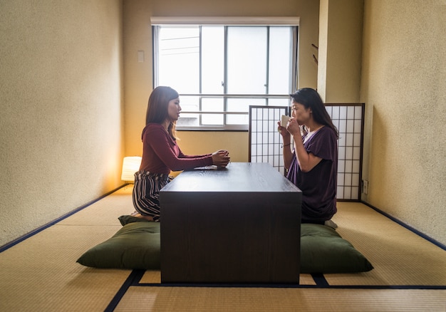 Japonesa madre e hija en un apartamento tradicional