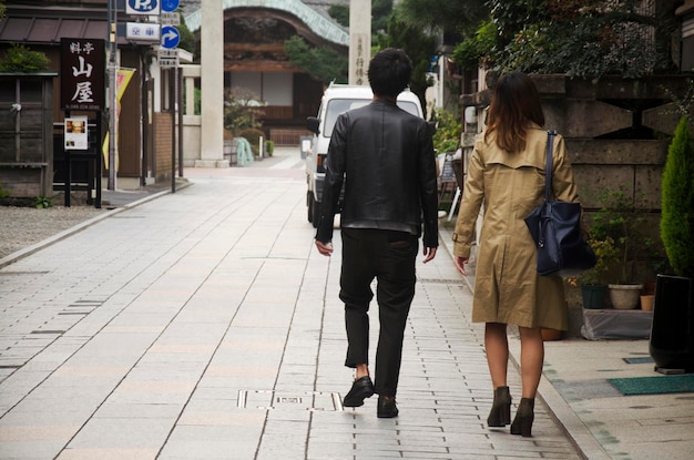 Japoneses caminando y saliendo en la calle en un pequeño callejón en Kawagoe o Kawagoe Little Edo en la ciudad de la región de Kanto el 19 de octubre de 2016 en Saitama Japón