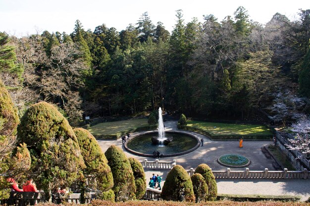 Los japoneses y los viajeros extranjeros visitan la fuente para relajarse y jugar en el jardín de ciruelas Naritasan del parque público de Narita en la prefectura de Chiba el 31 de marzo de 2019 en Tokio, Japón