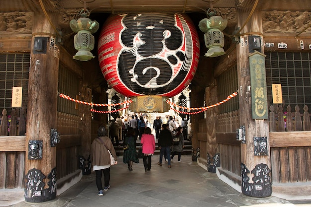 Los japoneses y los viajeros extranjeros visitan una gran linterna en la puerta niomon del templo Naritasan Shinshoji en la prefectura de Narita Chiba el 31 de marzo de 2019 en Tokio, Japón