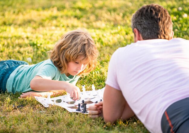 Jaque mate pasando tiempo juntos tutoría estratégica y táctica papá e hijo