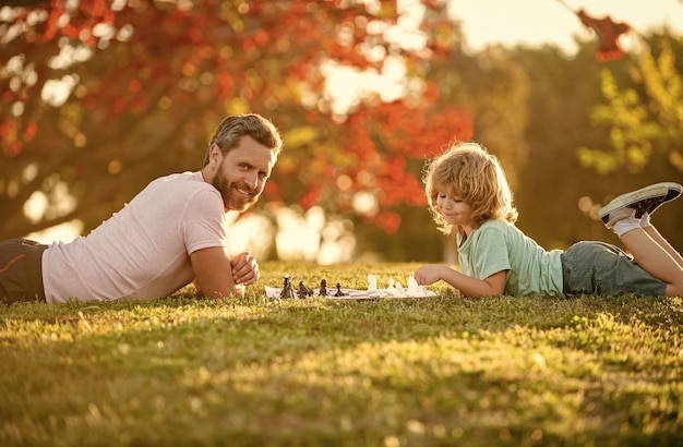 Foto jaque mate de paternidad e infancia pasando tiempo juntos estratégico y táctico