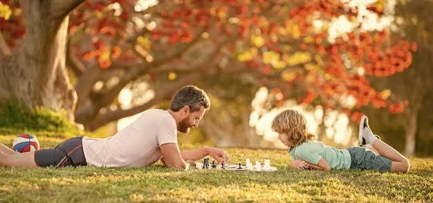 Jaque mate de paternidad e infancia pasando tiempo juntos estratégico y táctico