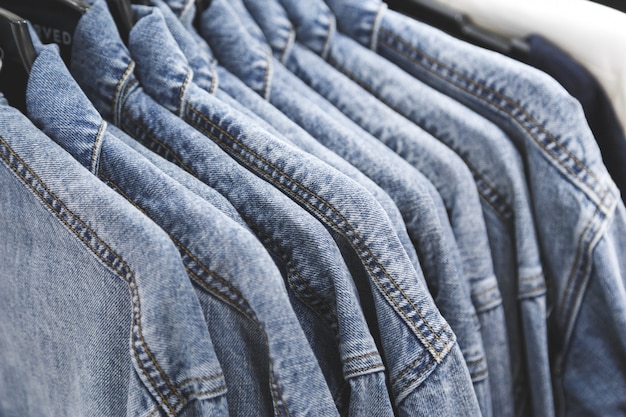 Jaqueta de moda jeans em cabides.