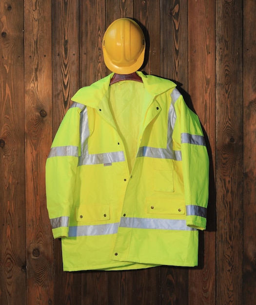 Foto jaqueta industrial amarela em um gancho