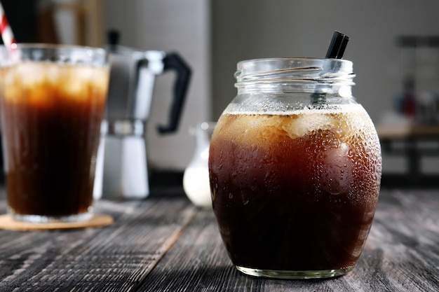 Jar com café frio na mesa de madeira