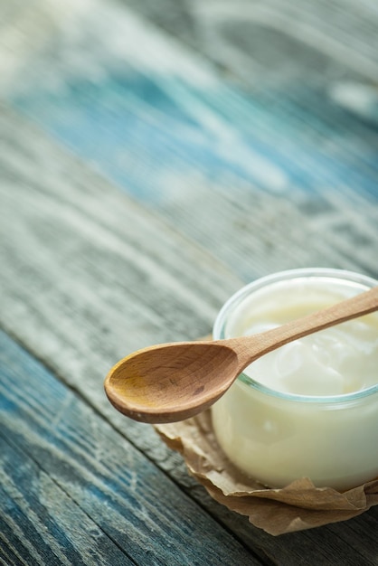 Jar com iogurte fresco em uma mesa rústica