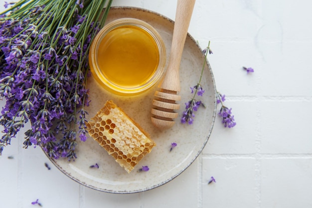 Jar com mel e flores frescas de lavanda