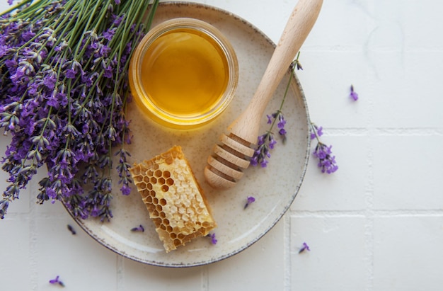 Jar com mel e flores frescas de lavanda