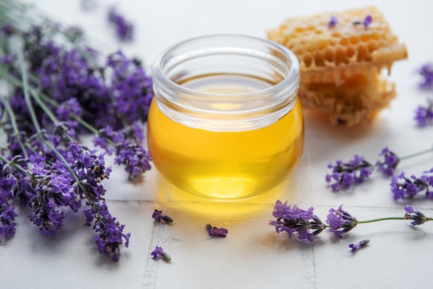 Jar com mel e flores frescas de lavanda