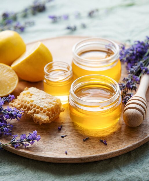 Jar com mel e flores frescas de lavanda