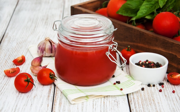 Jar com molho de tomate