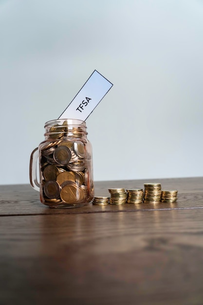 Jar of Coins zeigt Einsparungen auf ein steuerfreies Sparkonto