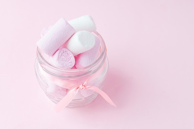 Jar of delicious pink Marshmallows auf rosa Hintergrund Ein Geschenk-Gruß für Urlaub Valentinstag