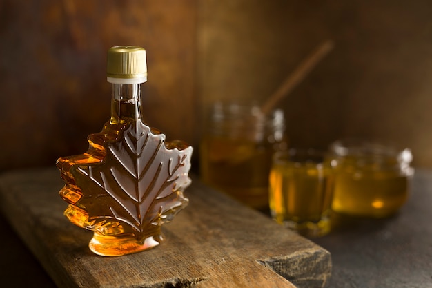 Foto jarabe de arce canadiense en una botella de vidrio.