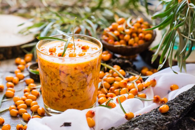 Jarabe de bayas de espino amarillo en un vaso