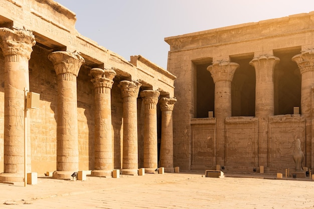 Jarda interior do antigo templo egípcio