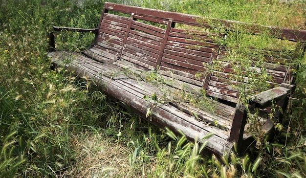 Jardim abandonado e banco velho