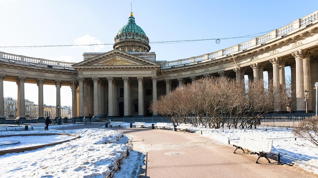 Jardim coberto de neve perto da Catedral de Kazan em março